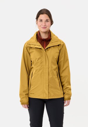 Gele waterdichte jack met een capuchon, een ritssluiting aan de voorkant en twee zijzakken, gelaagd over een kastanjebruine fleece kraag. Glad oppervlak.