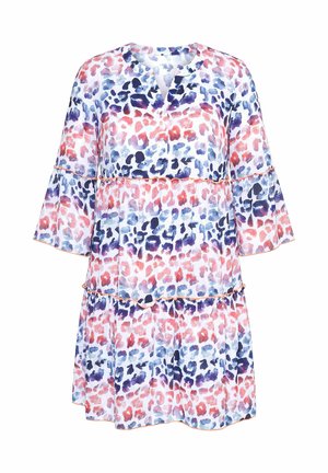 Løs, lagdelt kjole med klokkeærmer, prydet med et flerfarvet akvarelmønster af leopard i blå, lilla og røde nuancer på hvid baggrund.