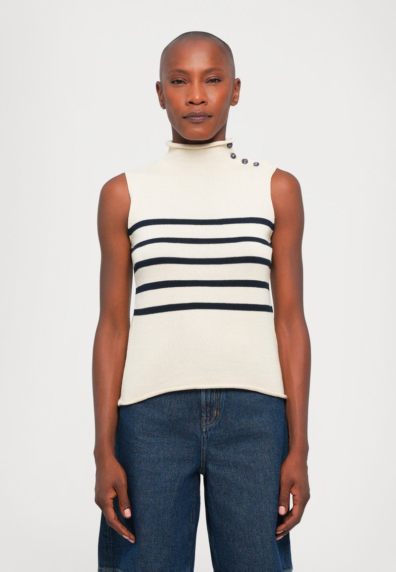 Top a collo alto senza maniche di colore crema con righe orizzontali blu navy e tre bottoni decorativi sulla spalla sinistra.