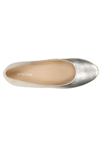 Chaussure plate en métal argenté avec un bout arrondi, texture lisse et léger éclat. L'intérieur est beige avec le logo de la marque visible.