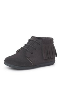 Botas de tobillo gris de ante con detalle de flecos, punta redonda y cierre de cordones. Suela de goma de perfil bajo. Textura suave y acabado blando.