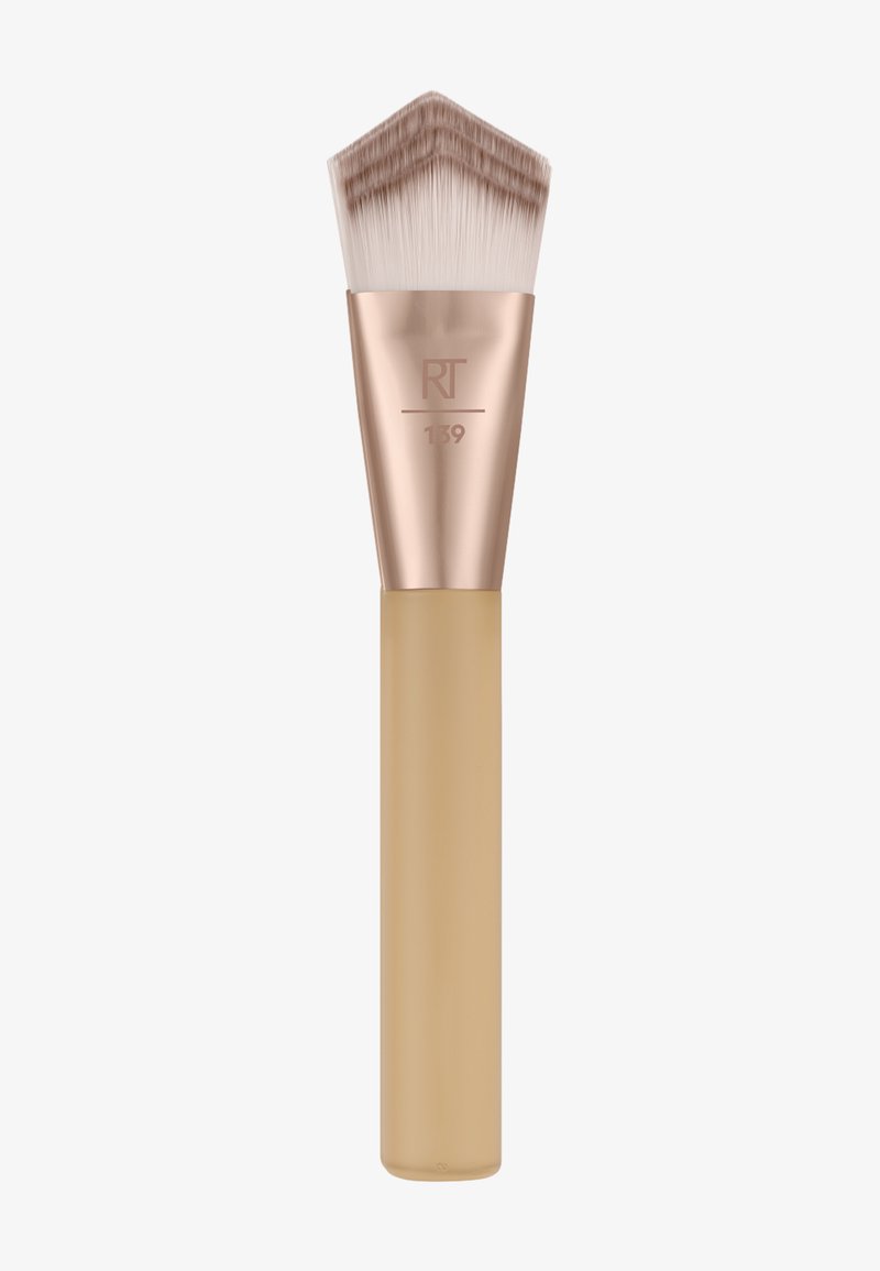 Pinceau de maquillage avec poils clairs denses et biseautés, virole en or rose gravée "RT 139", et manche beige.