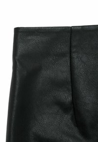 Schwarzer Kunstlederstoff mit strukturierter Oberfläche, der eine glatte Verarbeitung und subtile Falten an den Rändern aufweist.