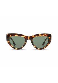 Sköldpaddsmönstrade cat-eye solglasögon med gröna linser, med tjocka, vinklade bågar och en slät, glansig yta.