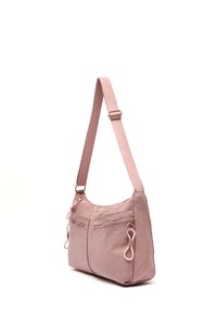 Ružová nylonová crossbody taška s nastaviteľným popruhom, dvomi zipsovými vreckami, ozdobami s tútami a hladkou textúrou. Kompaktný a praktický dizajn.