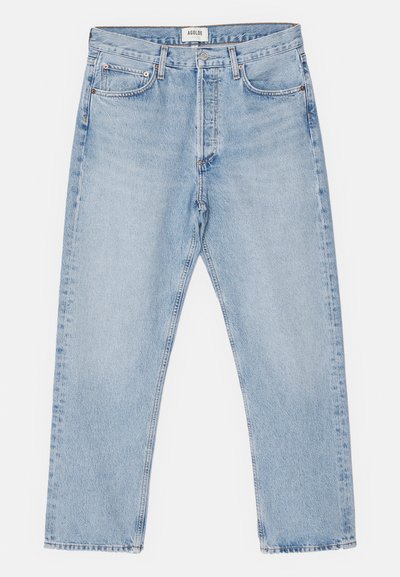 Jeans de denim azul claro com um corte clássico de perna reta, cinco bolsos e fecho frontal com botão, apresentando um desvanecimento subtil e uma textura robusta.