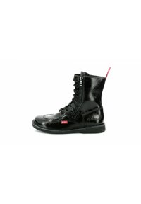Bottine en cuir verni noir avec fermeture éclair, devant lacé, bout arrondi et une languette rouge distinctive. Présente des détails texturés et une semelle en caoutchouc.