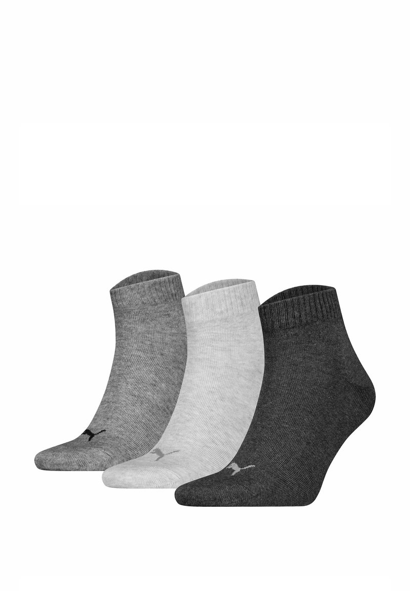 Drei Paar Knöchelsocken in verschiedenen Grautönen: dunkelgrau, mittelgrau und hellgrau. Jede Socke hat einen gerippten Bund und ein Logo-Detail.
