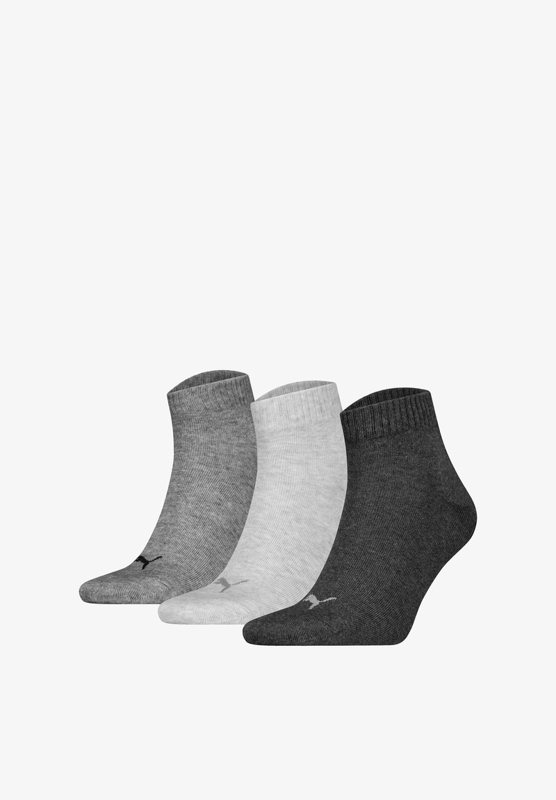 Tres pares de calcetines tobilleros en diferentes tonos de gris: gris oscuro, gris medio y gris claro. Cada par cuenta con un puño acanalado y un detalle de logotipo.