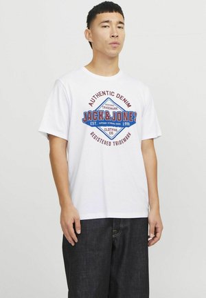 Witte katoenen t-shirt met een blauw en rood grafisch logo gecentreerd op de borst, met de tekst "AUTHENTIC DENIM JACK & JONES."