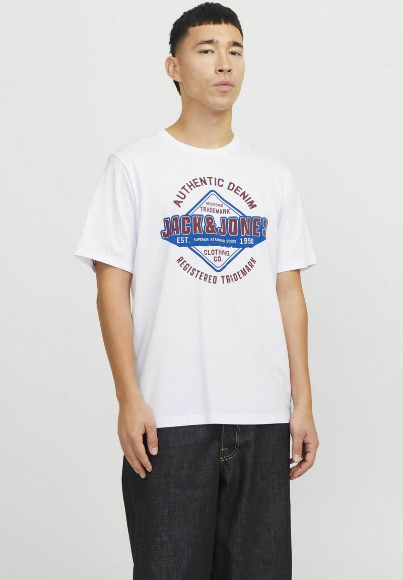 Witte katoenen t-shirt met een blauw en rood grafisch logo gecentreerd op de borst, met de tekst "AUTHENTIC DENIM JACK & JONES."
