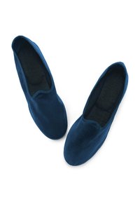 Ballerines en velours bleu marine avec un bout arrondi, un bord supérieur élastiqué et une doublure intérieure douce et texturée pour le confort.