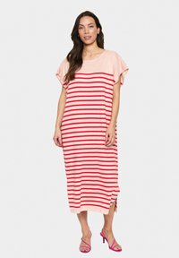 Abito maxi a strisce rosa e rosse con maniche corte, spacco laterale e scollatura a barca. Tessuto liscio e leggero.