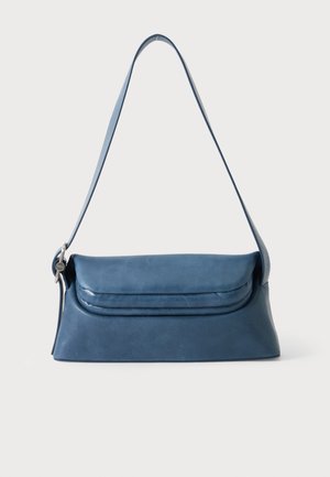 Blauwe leren schoudertas met een lange band en een flap als sluiting, getoond op een effen lichte achtergrond.