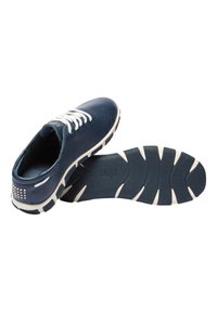 Baskets en cuir bleu marine avec lacets blancs, présentant un dessus texturé, un talon renforcé et une semelle extérieure en caoutchouc à motif.