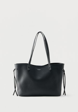 Borsa tote in pelle nera testurizzata con doppi manici a spalla e dettagli a fiocco sui lati, con piccolo logo argentato al centro anteriore.