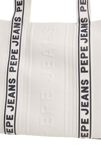 Oficialus togų maišelis šviesiai baltos spalvos su iškilnią vertikalių juostų tekstūra. Jame yra juodai baltos prekės ženklo juostos su ryškiu užrašu "PEPE JEANS".