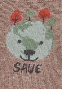 Strickstoff mit braunem Hintergrund, der das Gesicht eines Bären und ein Globusdesign in grün zeigt, akzentuiert durch rote und grüne Bäume, mit dem Text "Rette."