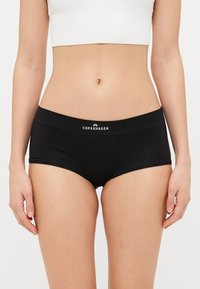 Črne bombažne hlačke tipa boyshort z širokim pasom, na katerem je v beli barvi napisan "KOPENHAGEN". Gladka tekstura in prilagojen dizajn.