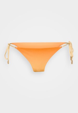 Orange gradient bikini bund med justerbare cremefarvede snore på siderne. Glat, strækbart stof med et minimalistisk design.