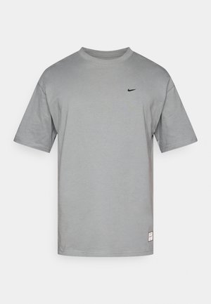 Grijs katoenen T-shirt met een ronde hals, korte mouwen en een klein zwart Nike-logo op de borst. Heeft een label aan de linksonderkant.
