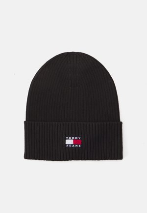 Bonnet en tricot côtelé noir avec revers, orné d'un patch logo Tommy Jeans rouge, blanc et bleu sur le devant au centre.