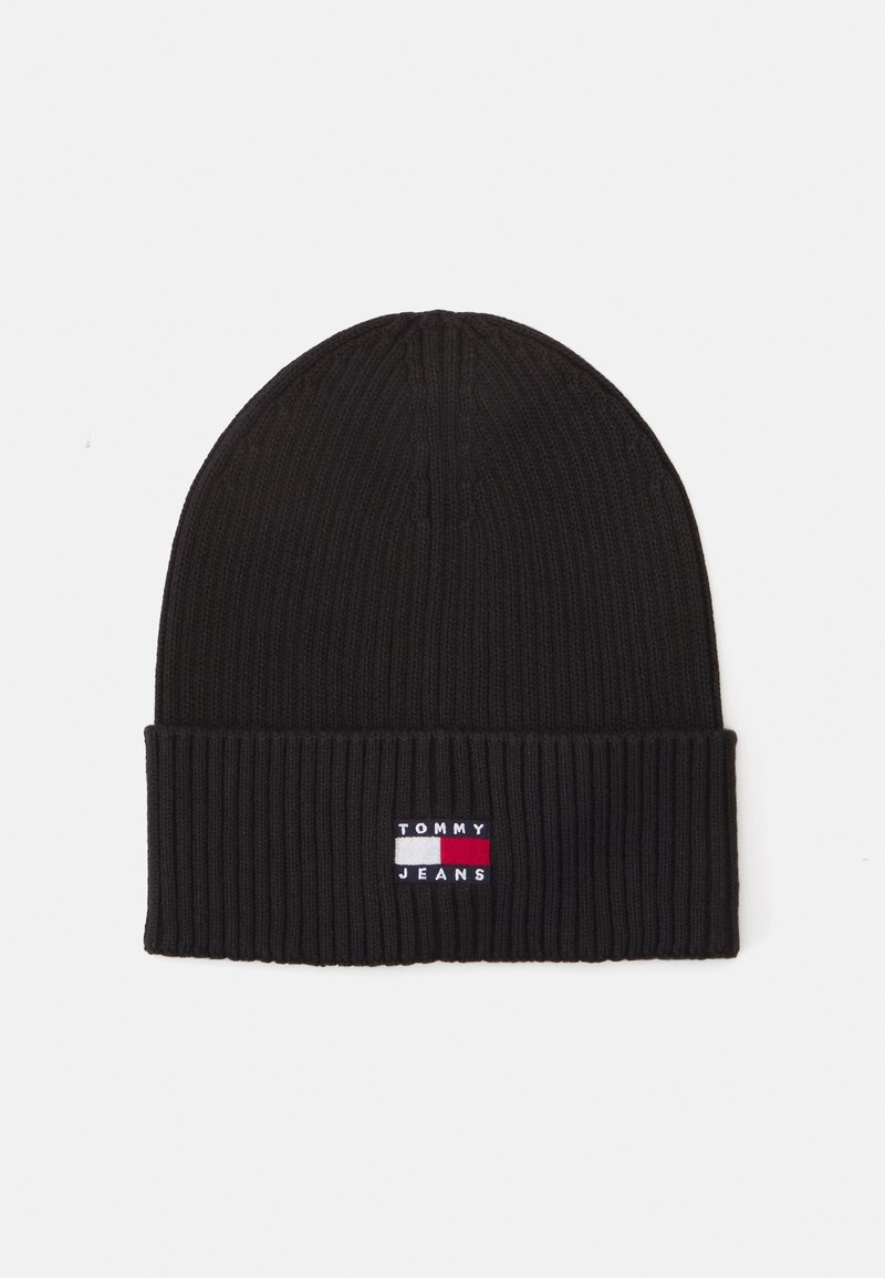 Bonnet en tricot côtelé noir avec revers, orné d'un patch logo Tommy Jeans rouge, blanc et bleu sur le devant au centre.