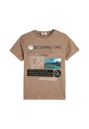 Bruine katoenen t-shirt met grafische tekst en abstracte ontwerpen in wit en blauw, met korte mouwen en een ronde halslijn.