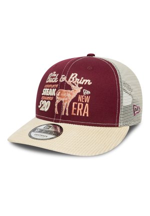 Gorra snapback marrón con visera de pana beige y lados de malla. Presenta gráficos bordados de un ciervo y un texto que promociona cenas de bistec.