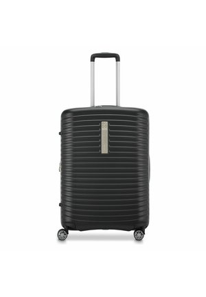 Valigia rigida nera con scanalature orizzontali, quattro ruote girevoli e manico telescopico esteso.