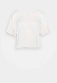 Bílý krátký top s krátkými rukávy z lesklé látky, se širokým výstřihem a volným střihem, s jemnou texturou bez viditelných log.