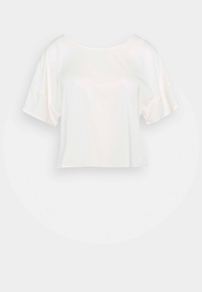 Bílý krátký top s krátkými rukávy z lesklé látky, se širokým výstřihem a volným střihem, s jemnou texturou bez viditelných log.