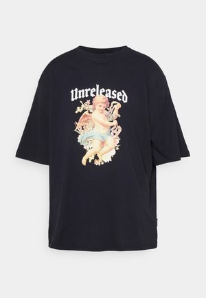 Schwarzes, oversized T-Shirt mit einem bunten Cherub-Grafik und floralen Akzenten sowie dem Wort "Unreleased" in fetter, weißer Schrift.