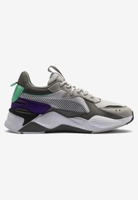 Sneaker con una toma grigia e bianca, caratterizzata da un design in rete, dettagli verdi e viola, e una suola testurizzata per una presa e stabilità ottimali.