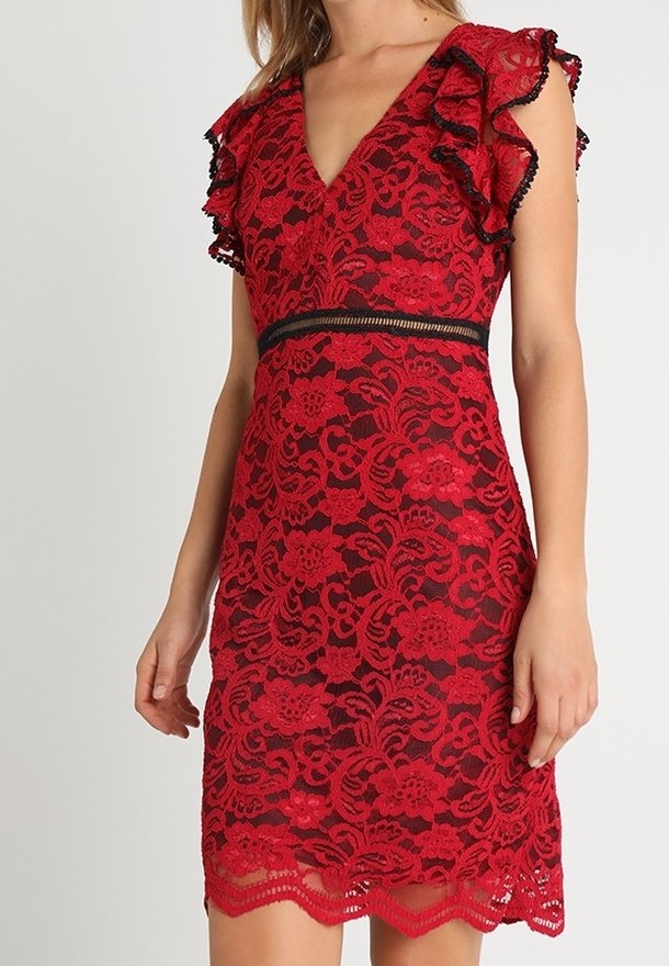 Robe en dentelle rouge avec un col en V, des manches à volants et une ceinture noire. Motif floral, ourlet festonné et texture transparente sur l'ensemble.