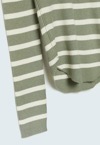 Pull en maille à manches longues avec rayures horizontales vert olive et blanches, texture côtelée et détail d'ourlet arrondi.