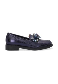 Lilla metalliske loafers med flad sort sål, der har en dekorativ klynge af blå og iriserende udsmykninger foran.