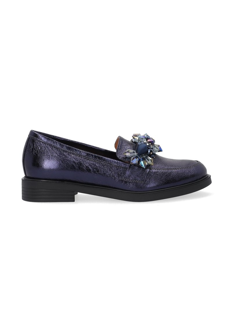 Lilla metalliske loafers med flad sort sål, der har en dekorativ klynge af blå og iriserende udsmykninger foran.