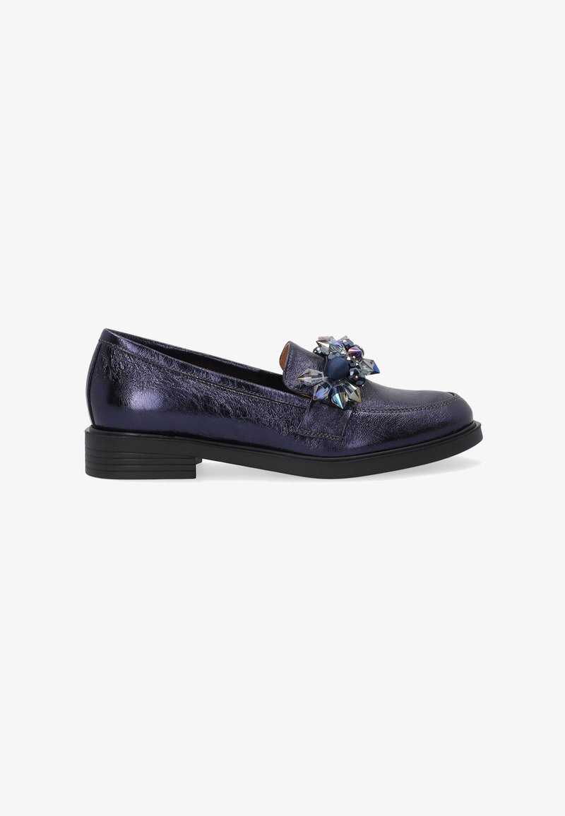 Lilla metalliske loafers med flad sort sål, der har en dekorativ klynge af blå og iriserende udsmykninger foran.