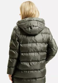 Oliwkowa kurtka puchowa z kapturem, z pikowanym wzorem, lekkim materiałem, elastycznymi mankietami i długością do talii.