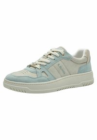 Zapatillas de color azul claro y beige que presentan material de ante, cierre de cordones, acentos texturizados, detalles perforados y una suela de goma con patrones de agarre.