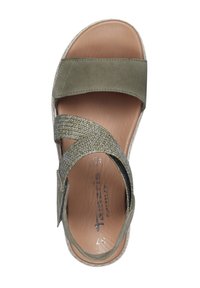 Sandalia de ante verde oliva con correas de textil trenzado, plantilla de color marrón claro y suela de goma blanca. Presenta una puntera redondeada y una correa ajustable.