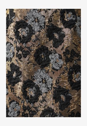 Tissu en dentelle florale présentant des fleurs noires et grises sur un fond texturé métallique doré et marron. Détails complexes tout au long.