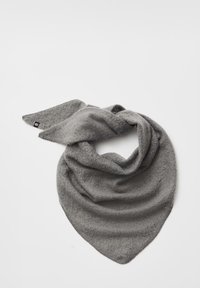 Grijze driehoekige sjaal gemaakt van zacht materiaal met een gestructureerd oppervlak. Heeft onafgewerkte randen en een klein merkje op één hoek.