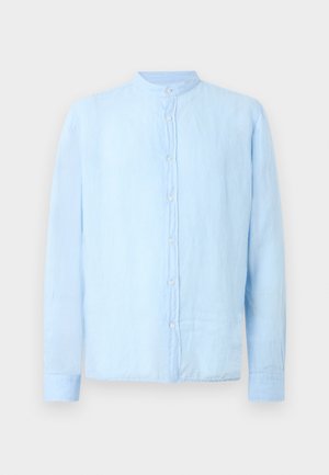 Svijetloplava košulja dugih rukava s mandarinom ovratnikom i bijelim gumbima sprijeda, prikazana na jednostavnoj pozadini.