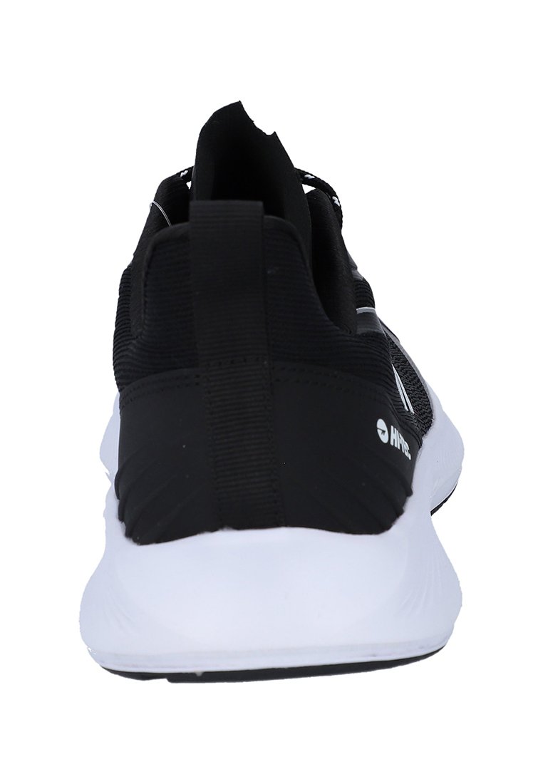 Schwarzer Sportschuh mit einem gestrickten Obermaterial, weißer Sohle und einer verstärkten Fersenschlaufe. Verfügt über strukturiertes Mesh für Atmungsaktivität und ein minimalistisches Design.