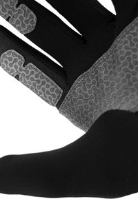 Schwarzer Handschuh mit grauem, gemustertem Polster an Handfläche und Fingern, hergestellt aus glattem Stoff und mit genähten Akzenten für Haltbarkeit.