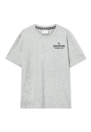 Camiseta de manga corta color gris claro con el logo "Champion Training Club" en negro en el pecho izquierdo y texto repetido "TRAIN" en el interior del cuello.