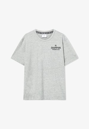 Lichtgrijs T-shirt met korte mouwen en het logo "Champion Training Club" in het zwart op de linkerborst, met herhalende "TRAIN" tekst op de binnenkant van de kraag.