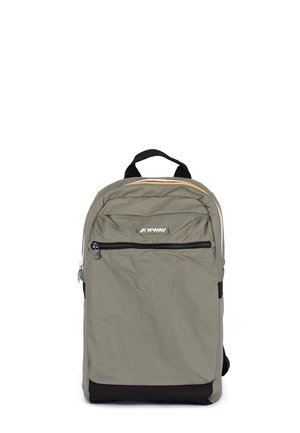 Lichtgrijze K-Way rugzak met voorvak met ritssluiting, zwart handvat en bodem, en bovenste ritssluiting, tegen een witte achtergrond.